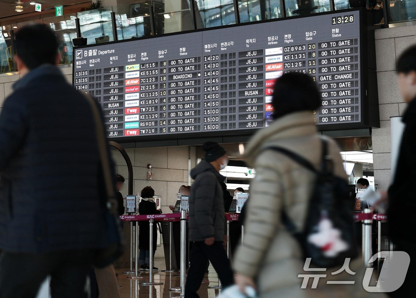 서울 강서구 김포국제공항 국내선 청사에서 승객들이 탑승 수속을 밟고 있다. /뉴스1 ⓒ News1 오대일 기자