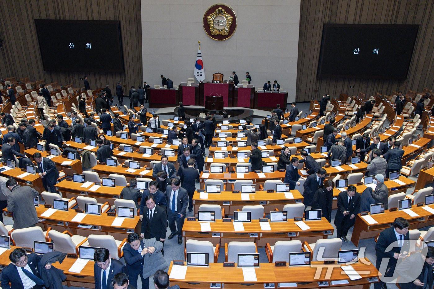 31일 오후 서울 여의도 국회 본회의장에서 열린 제420회 국회&#40;임시회&#41; 제3차 본회의가 산회되자 여야 의원들이 본회의장을 나서고 있다. 이날 본회의에서는 게임산업진흥에 관한 법률 일부개정법률안이 통과됐다. 2024.12.31/뉴스1 ⓒ News1 이재명 기자