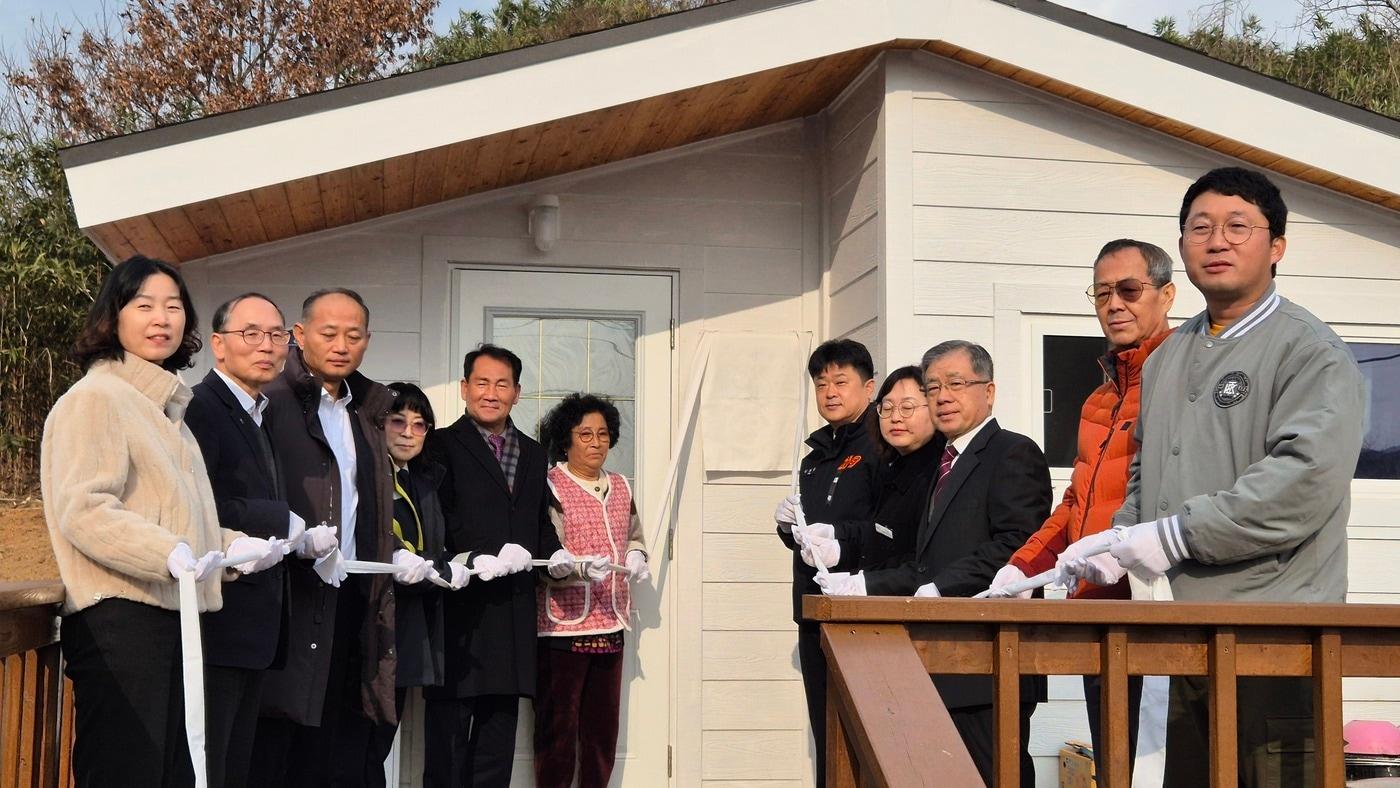 지난 30일 서천 마산면에서 열린 화재주택 주거지원사업 헌정식 모습. &#40;한국해비타트충남세종지회 제공&#41; /뉴스1