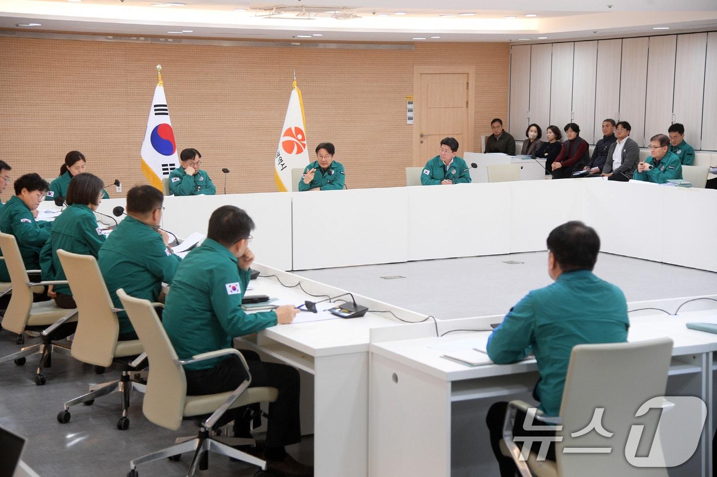 강기정 광주시장이 31일 시청 3층 중회의실에서 ‘제주항공 여객기 참사 지역재난안전대책본부 회의’를 주재하고 있다.&#40;광주시 제공&#41;2024.12.31/뉴스1 