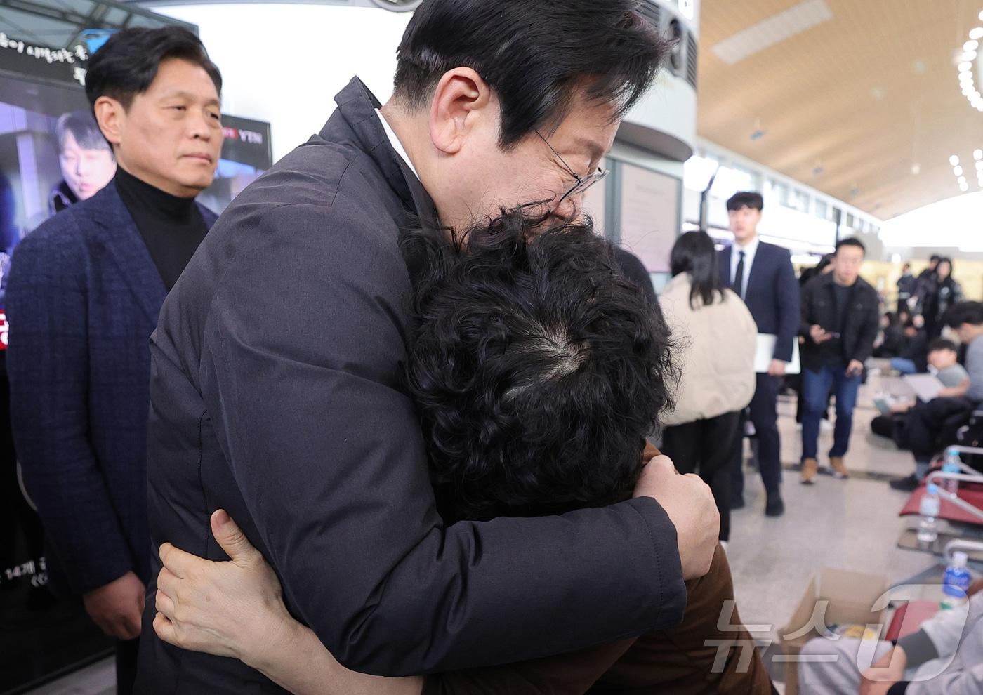 이재명 더불어민주당 대표가 31일 전남 무안군 무안국제공항 터미널을 찾아 제주항공 여객기 사고 희생자 유가족을 위로하고 있다. &#40;공동취재&#41; 2024.12.31/뉴스1 ⓒ News1 김성진 기자