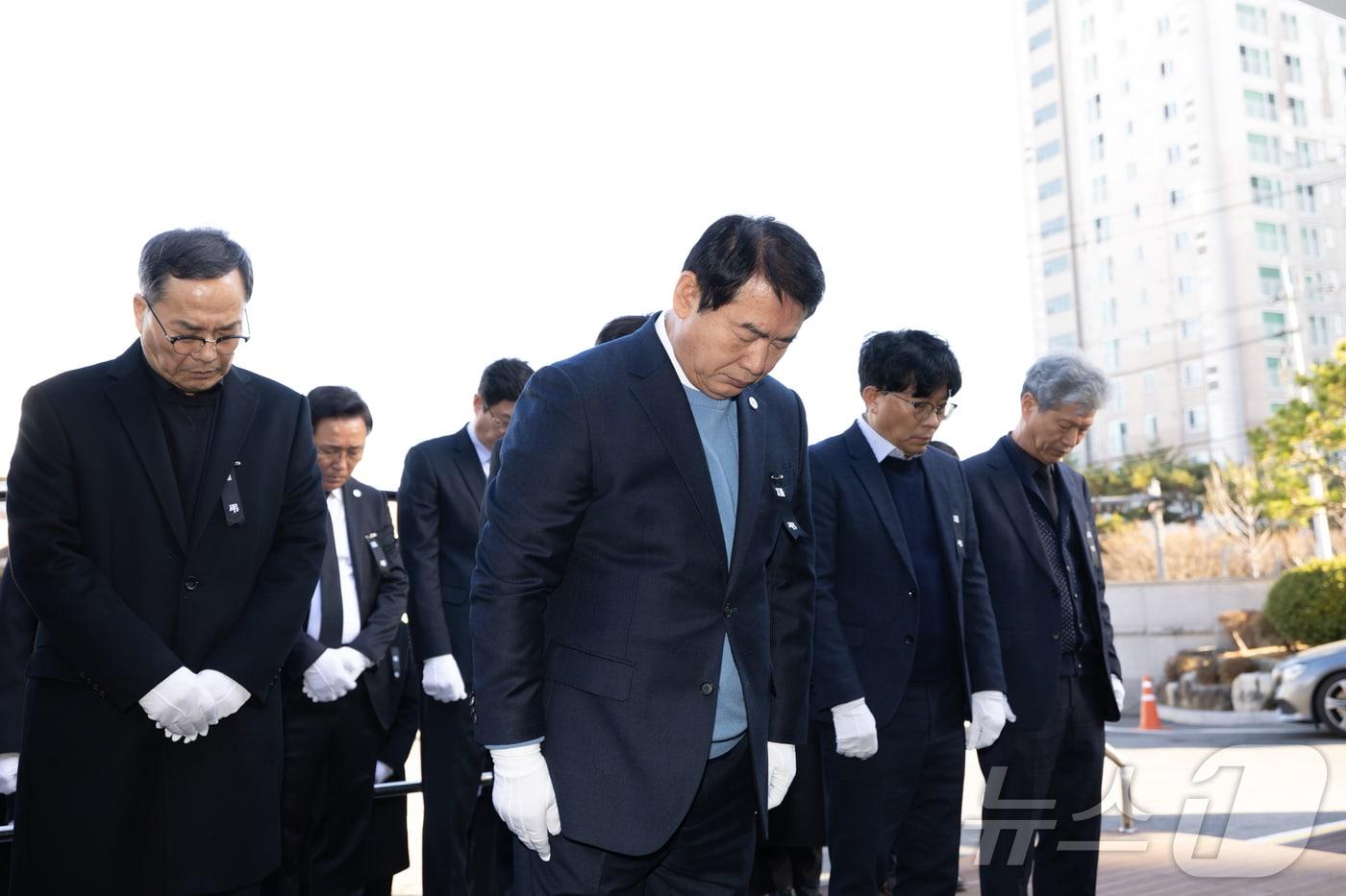 이정선 광주교육감이 31일 시교육청에 마련된 제주항공 여객기 참사 희생자 합동분향소에서 참배하고 있다.&#40;광주교육청 제공&#41;2024.12.31./뉴스1