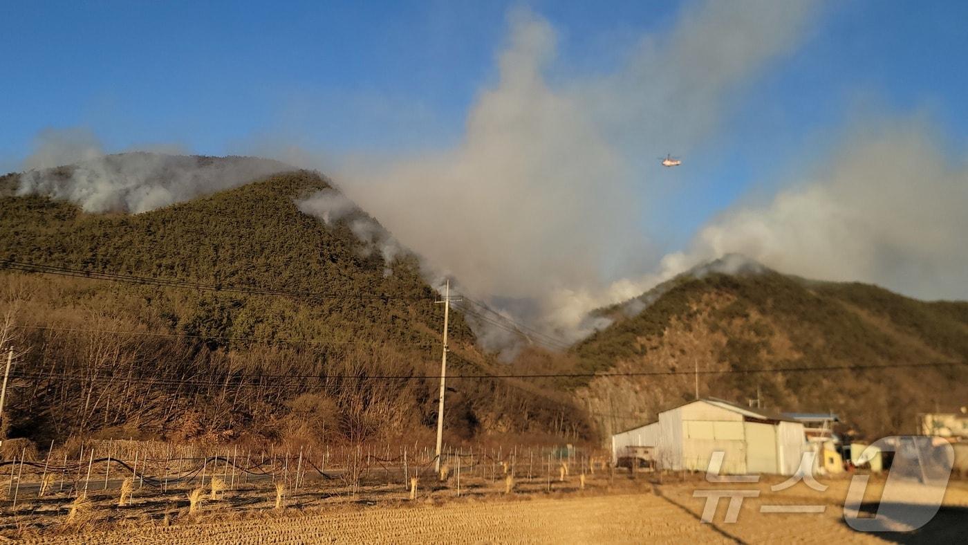 31일 오후 2시15분쯤 대구 군위군 삼국유사면 화북리의 야산에서 화재가 발생해 소방·산림 당국이 헬기 17대를 투입해 진화작업을 하고 있다. 산불 현장에는 초속 6m의 바람이 불고 있다. &#40;대구소방안전본부 제공&#41;2024.12.31/뉴스1 ⓒ News1 이성덕 기자