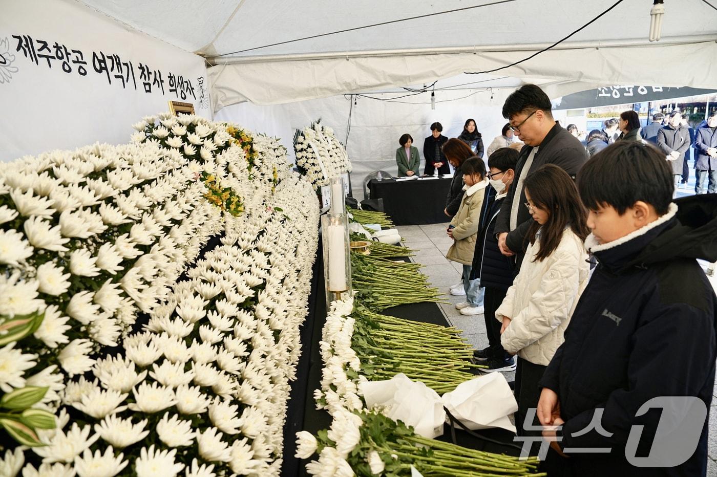 31일 오후 동구 5·18민주광장에 마련된 ‘제주항공 여객기 참사 희생자 합동분향소’를 찾은 시민들이 희생자를 추모하고 있다.&#40;광주시 제공&#41;2024.12.31/뉴스1 