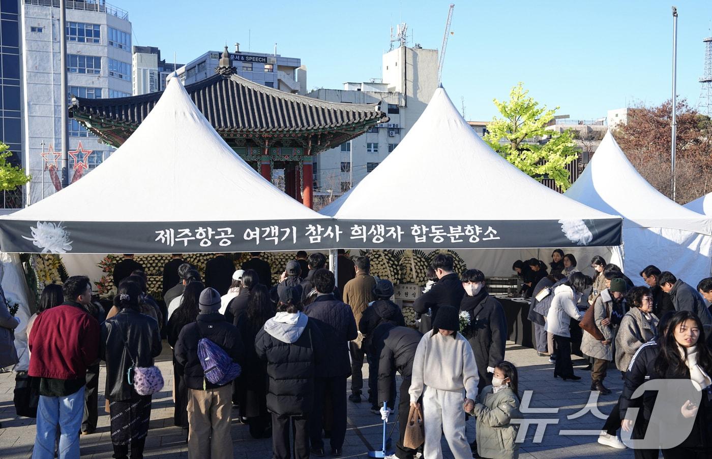 광주 시민들이 31일 오전 서구 한 장례식장에 마련된 &#39;제주항공 여객기 참사&#39; 희생자의 빈소를 찾아 조문하고 있다.&#40;광주시 제공&#41;2024.12.21/뉴스1 ⓒ News1 박준배 기자