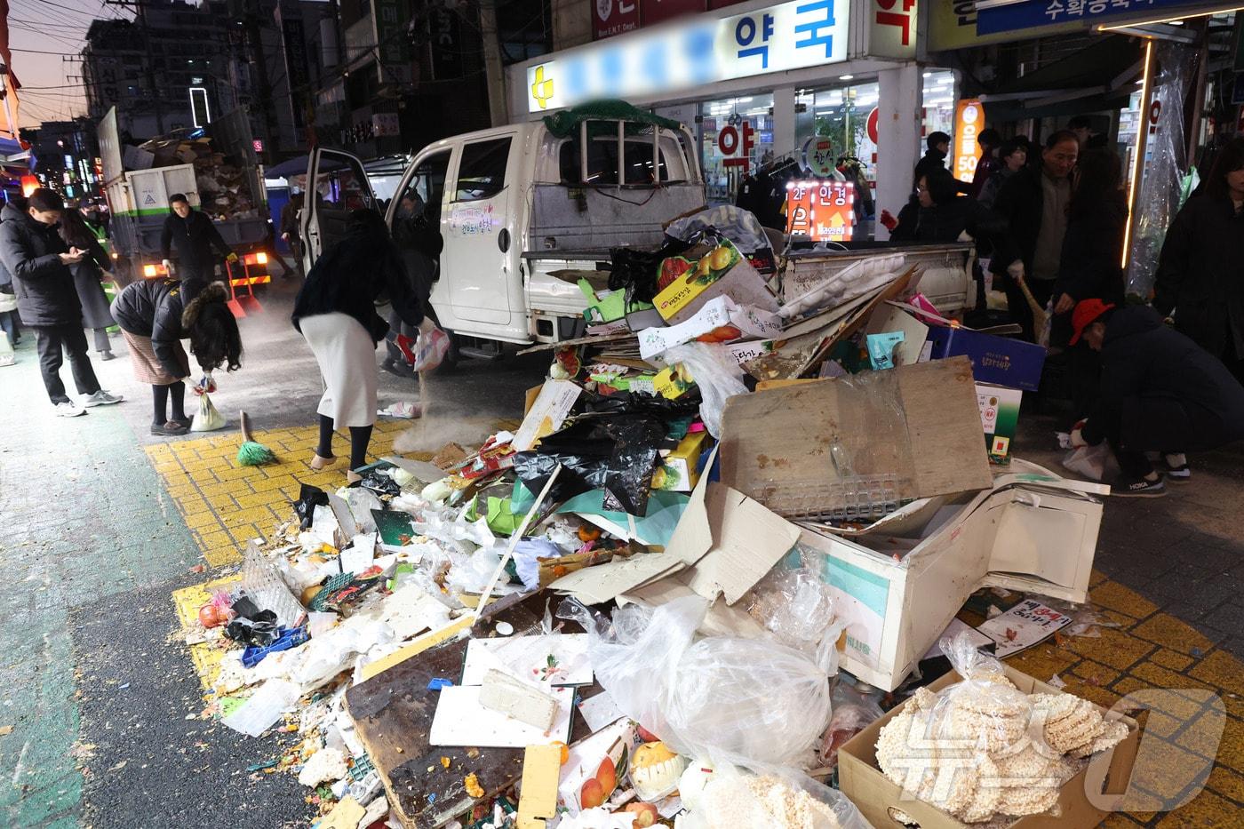 31일 오후 서울 양천구 목동깨비시장에 차량이 돌진해 관계자들이 사고 수습작업을 하고 있다.  2024.12.31/뉴스1 ⓒ News1 김명섭 기자