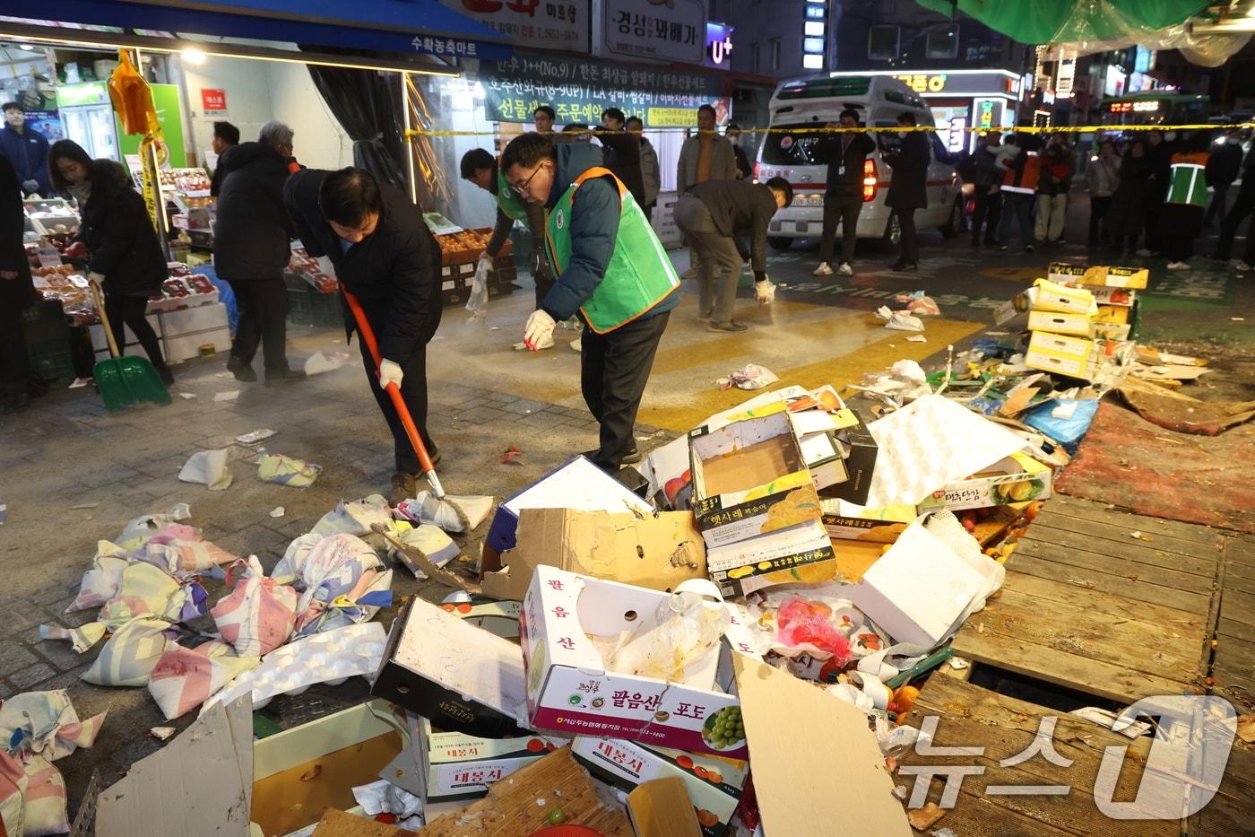 31일 서울 양천구 목동깨비시장에 차량이 돌진해 관계자들이 사고 수습작업을 하고 있다. 경찰과 소방에 따르면 이날 오후 4시 18분에 서울 양천구 목동깨비시장 후문에서 70대 남성 A씨가 운전하던 에쿠스 차량 1대가 돌진하는 사고가 발생했다. 현재까지 파악된 부상자는 11명이다. 이중 4명은 중상을 입었고, 나머지 7명은 경상을 입은 것으로 파악됐다. 2024.12.31/뉴스1 ⓒ News1 김명섭 기자