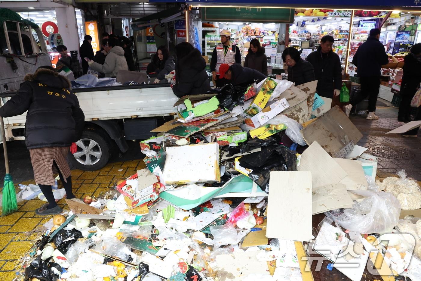 31일 서울 양천구 목동깨비시장에 차량이 돌진해 관계자들이 사고 수습작업을 하고 있다. 2024.12.31/뉴스1 ⓒ News1 김명섭 기자