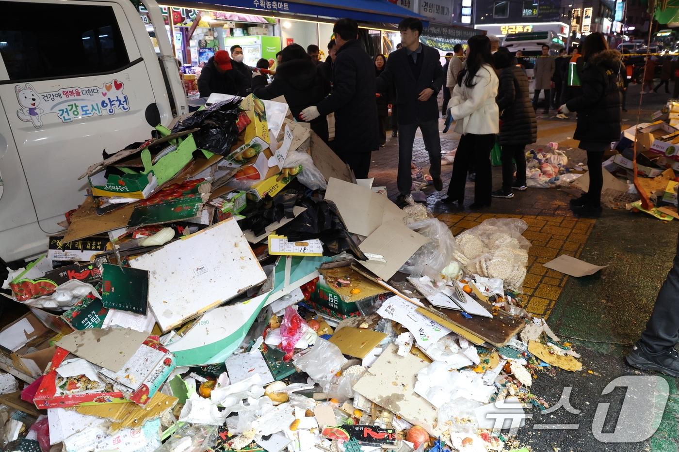 지난해 12월 31일 서울 양천구 목동깨비시장에 차량이 돌진해 관계자들이 사고 수습작업을 하고 있다. /뉴스1 ⓒ News1 김명섭 기자