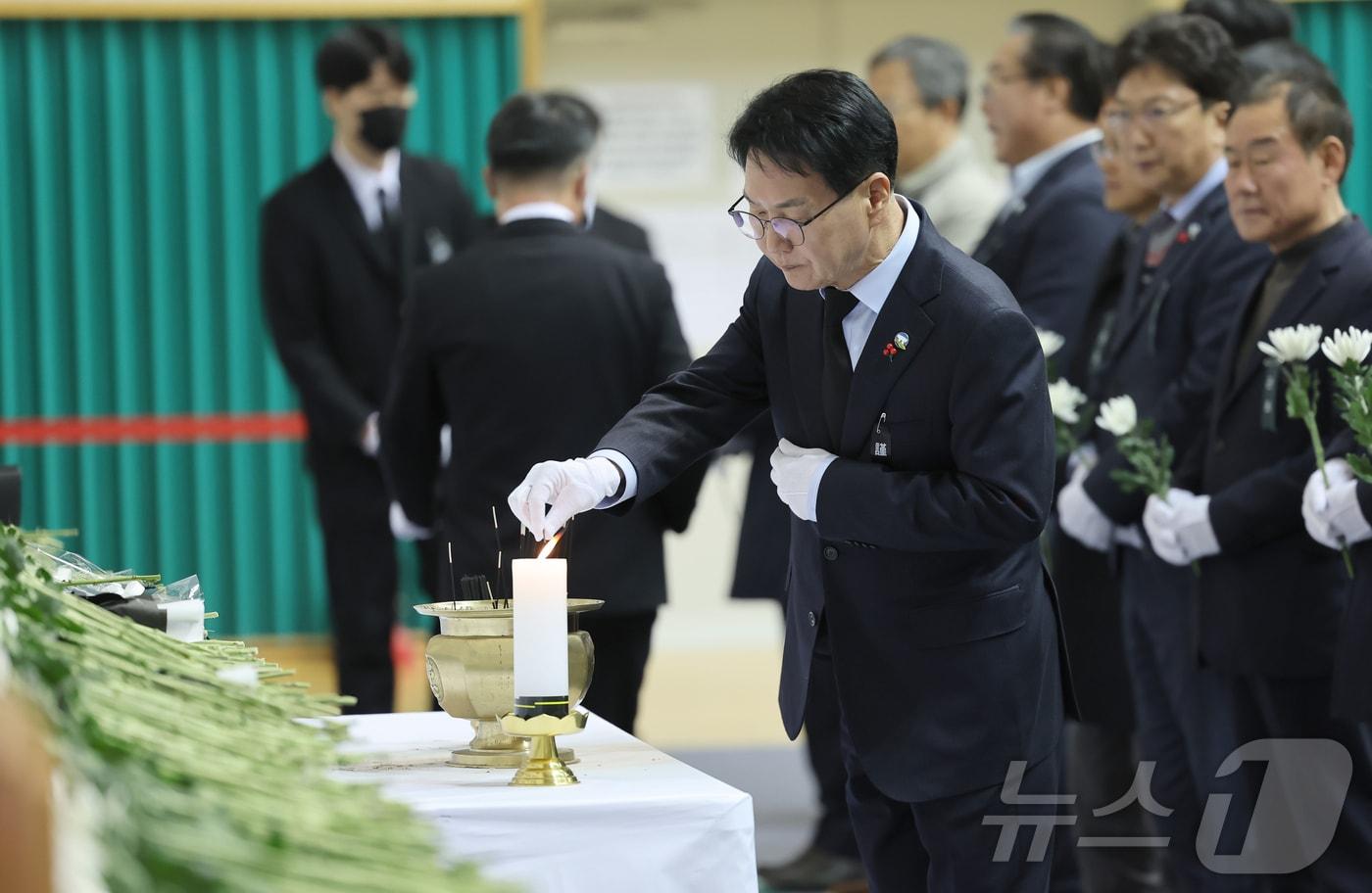  심덕섭 고창군수와 간부 공무원들이 31일 무안국제공항 제주항공 여객기 참사 현장을 찾아 고창 지역 연고 유가족을 위로하고 희생자들의 명복을 빌었다. 심덕섭 군수가 헌화하고 있다.&#40;고창군 제공&#41;2024.12.31/뉴스1