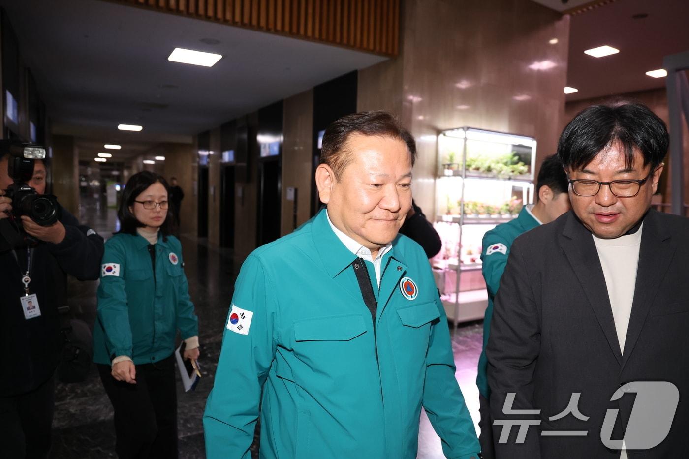 윤석열 대통령이 전격적으로 계엄령을 선포한 4일 새벽 이상민 행정안전부 장관이 간부 긴급회의를 마친 후 서울 종로구 정부서울청사 중앙재난안전상황실 서울상황센터를 나서고 있다.2024.12.4/뉴스1 ⓒ News1 허경 기자