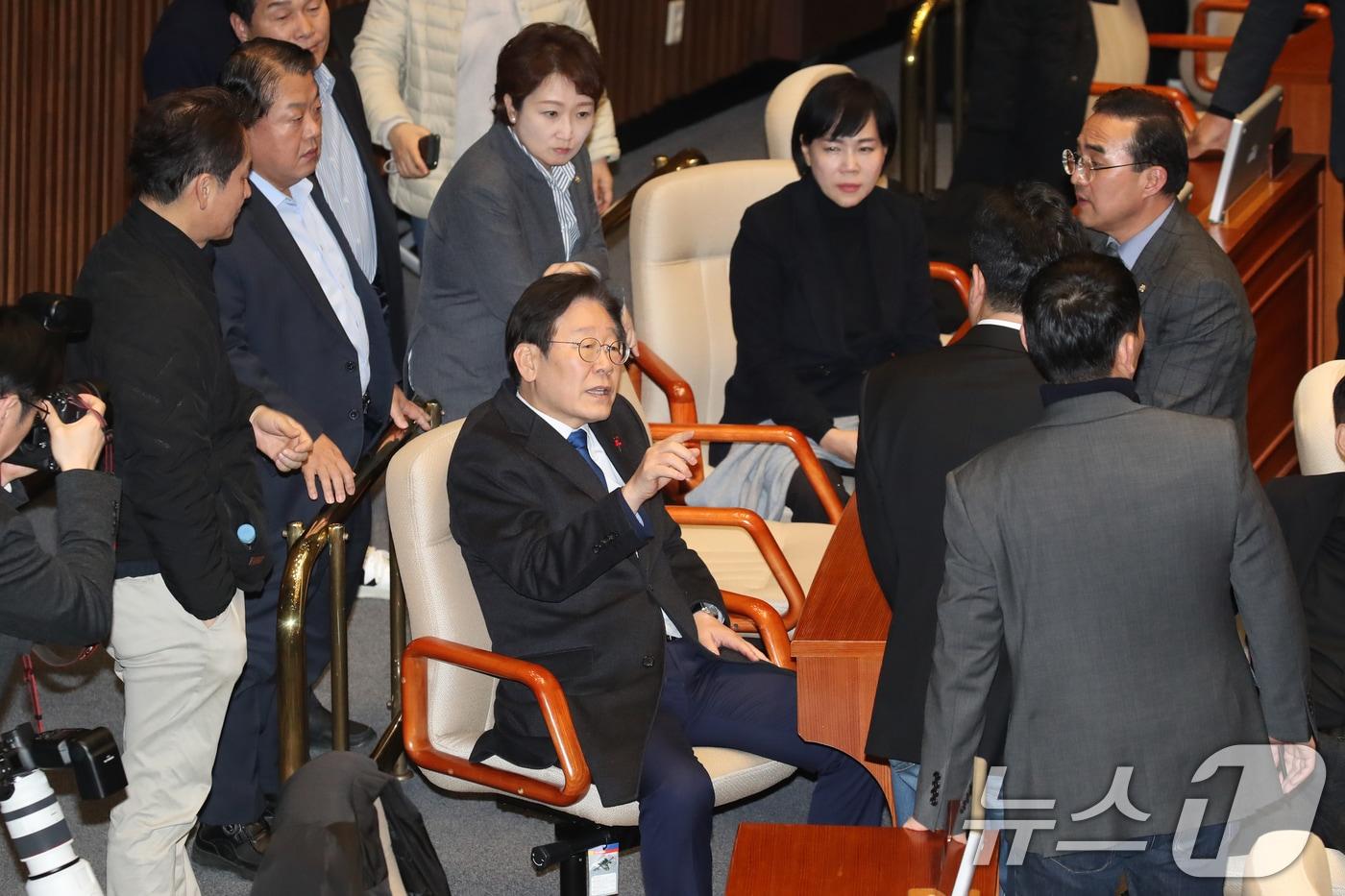 윤석열 대통령이 비상계엄령을 선포한 가운데 4일 새벽 서울 여의도 국회 본회의장에서 이재명 더불어민주당 대표와 의원들이 논의하고 있다. .2024.12.4/뉴스1 ⓒ News1 이광호 기자