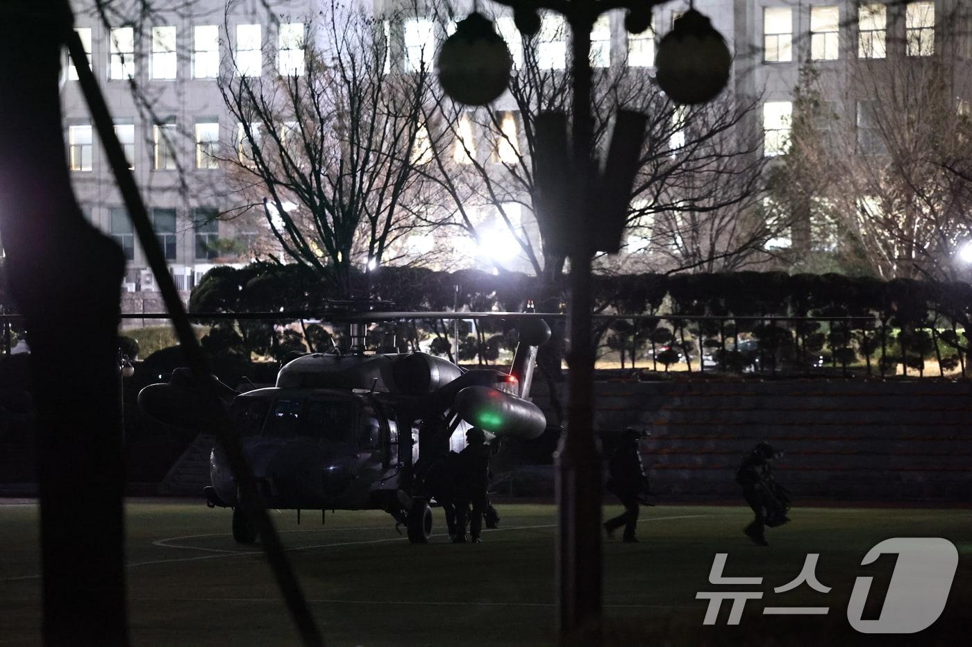 윤석열 대통령이 전격적으로 계엄령을 선포한 4일 새벽 서울 여의도 국회 운동장에 착륙한 헬기에서 계엄군이 내리고 있다. 2024.12.4/뉴스1 ⓒ News1 구윤성 기자