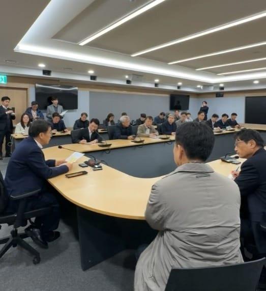 김동연 경기도지사가 4일 도청에서 윤석열 대통령 비상 계엄령 선포에 따른 주요 실·국장 긴급 간부회의를 주재하고 있다. &#40;김 지사 SNS 갈무리&#41; 2024.12.4/뉴스1