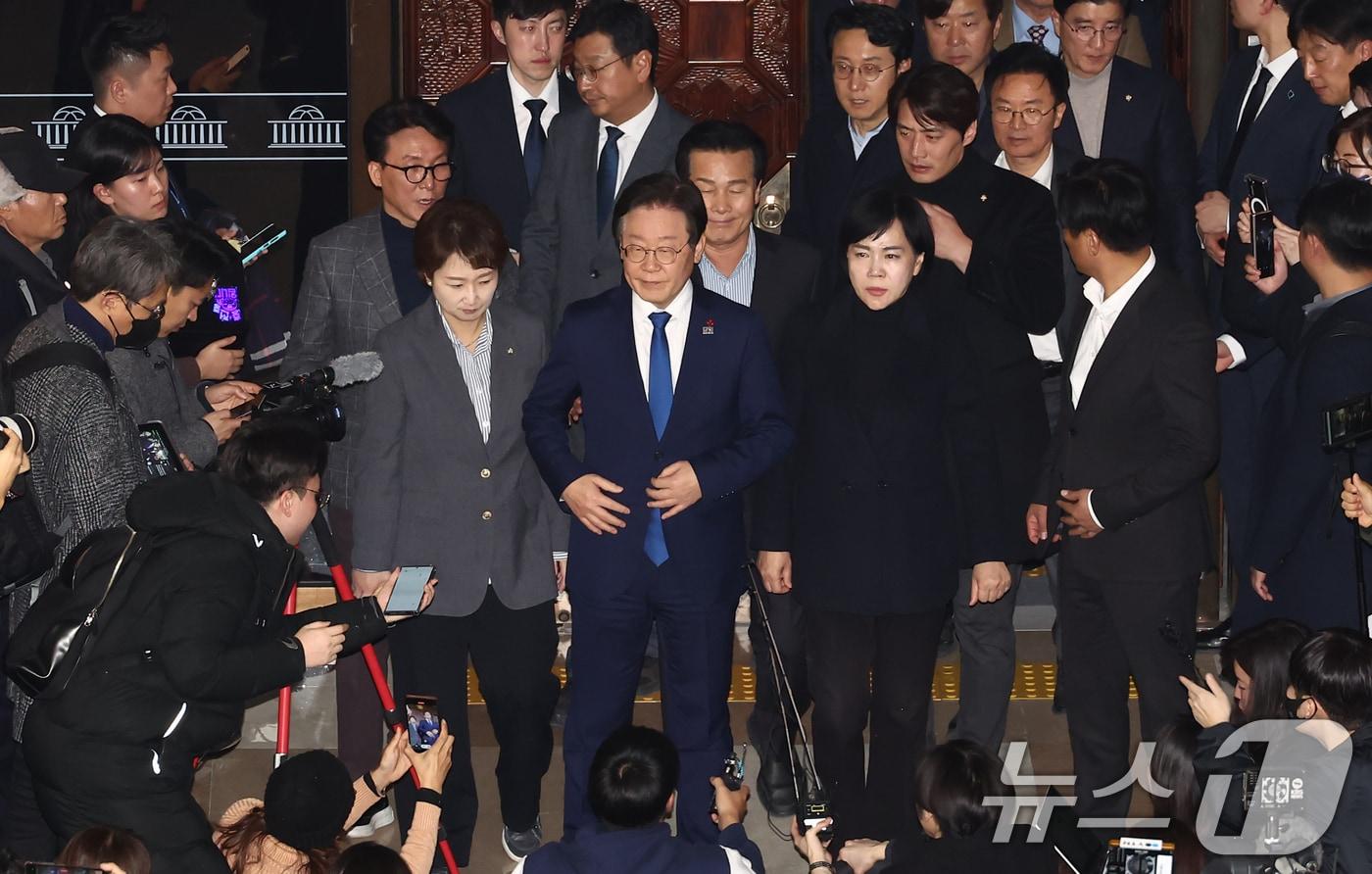 윤석열 대통령이 비상계엄령을 선포한 가운데 4일 새벽 서울 여의도 국회 로텐더홀에서 이재명 더불어민주당 대표 등 의원들이 비상계엄 해제 요구 결의안 통과 후 입장을 발표하기 위해 본회의장을 나오고 있다. 2024.12.4/뉴스1 ⓒ News1 김민지 기자