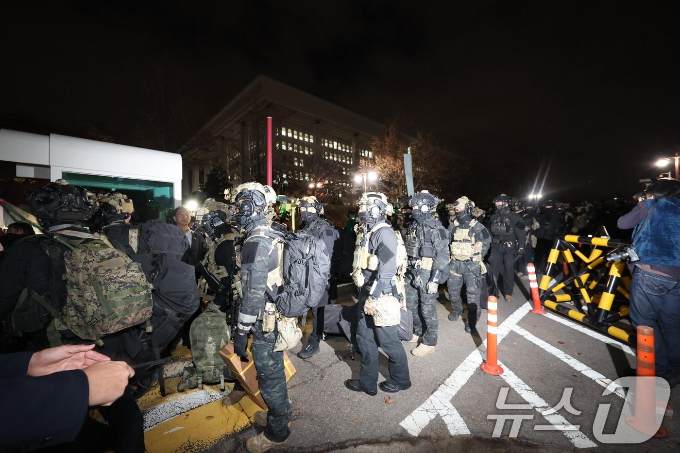 윤석열 대통령의 비상계엄 해제 요구 결의안이 국회 본회의에서 통과된 4일 새벽 무장 계엄군이 국회를 나서고 있다. 2024.12.4/뉴스1 ⓒ News1 박지혜 기자