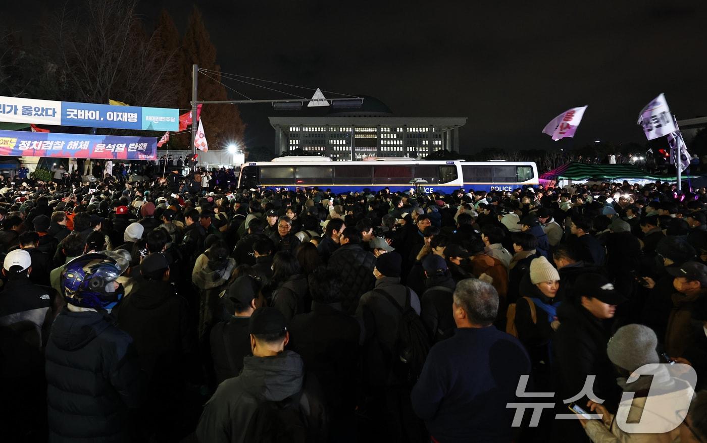 윤석열 대통령이 비상계엄령을 선포한 가운데 4일 새벽 서울 여의도 국회 앞에 모인 시민들이 &#34;계엄 해제＂ 구호를 외치고 있다. 2024.12.4/뉴스1 ⓒ News1 구윤성 기자