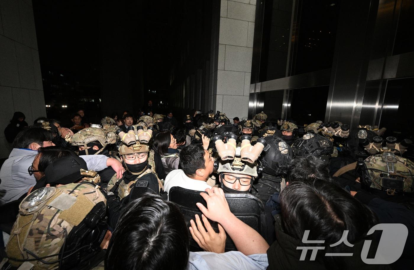 윤석열 대통령이 전격적으로 비상계엄령을 선포한 4일 새벽 계엄군들이 국회 본청 진입을 시도하고 있다. 2024.12.4/뉴스1 ⓒ News1 김민지 기자