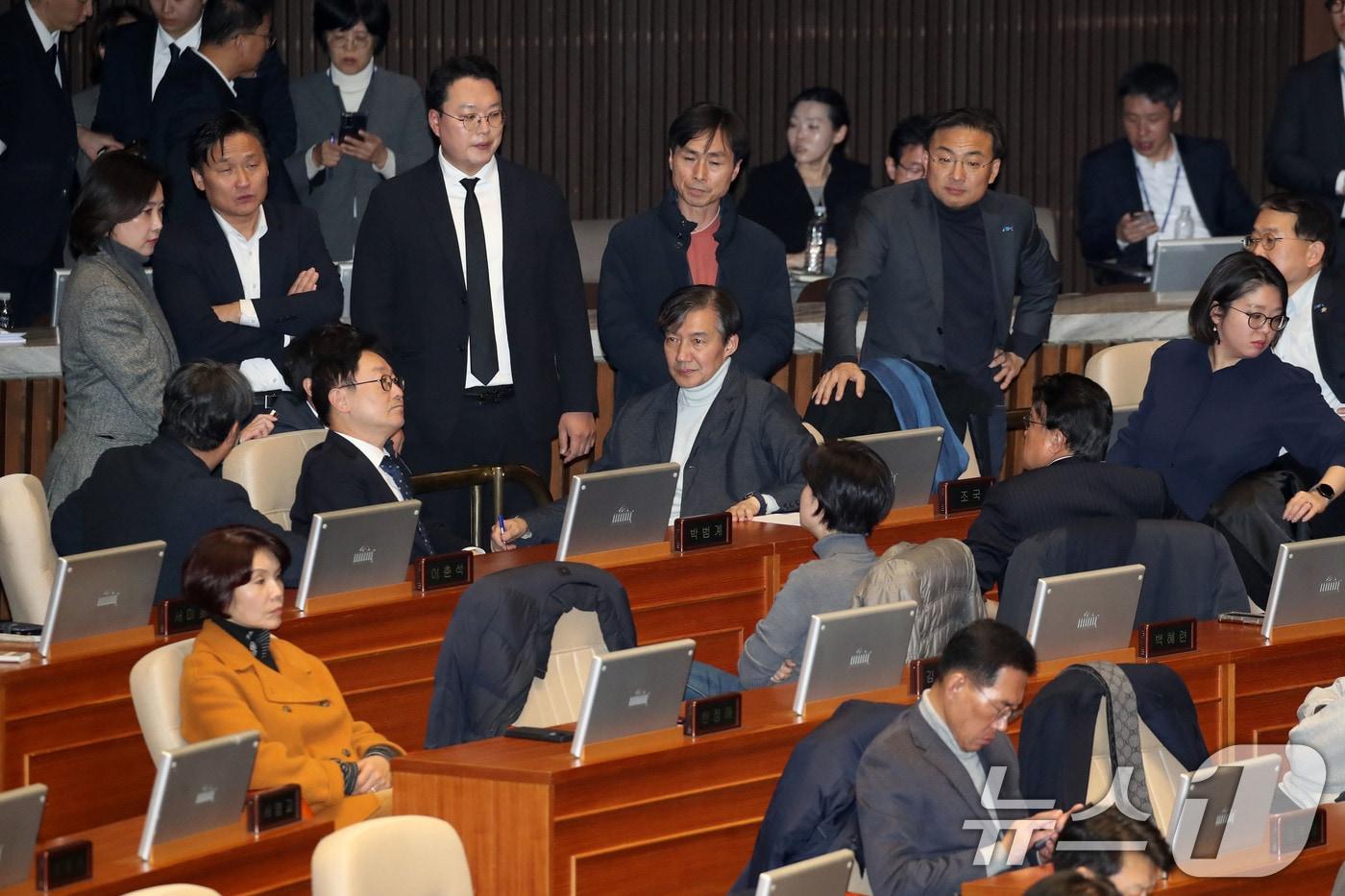 비상계엄 해제 요구 결의안이 국회 본회의에서 통과된 4일 새벽 조국 조국혁신당 대표를 빌소한 야당 의원들이 서울 여의도 국회 본회의장에서 심각한 표정을 짓고 있다. 2024.12.4/뉴스1 ⓒ News1 이광호 기자