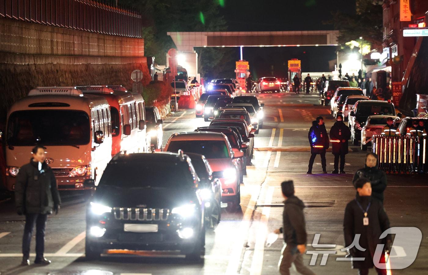 윤석열 대통령이 비상계엄을 선포한 가운데 4일 새벽 서울 용산 대통령실 청사에서 직원들이 탄 차량들이 줄지어 나오고 있다. 2024.12.4/뉴스1 ⓒ News1 ,송원영 기자