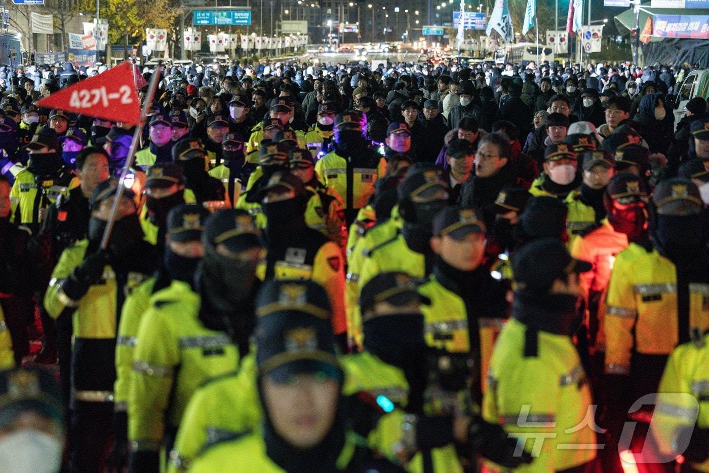 윤석열 대통령의 비상계엄 해제 요구 결의안이 국회 본회의에서 통과된 4일 새벽 서울 여의도 국회 정문 앞에서 경찰 병력들이 일부 철수하고 있다. 2024.12.4/뉴스1 ⓒ News1 이재명 기자