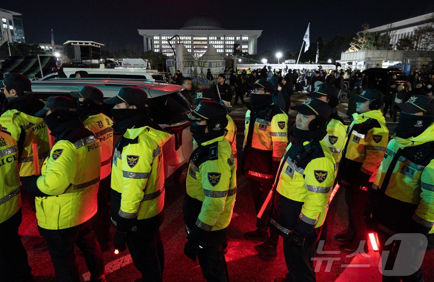 윤석열 대통령의 비상계엄 해제 요구 결의안이 국회 본회의에서 통과된 4일 새벽 서울 여의도 국회 정문 앞에서 경찰 병력들이 경계 근무를 서고 있다. .2024.12.4/뉴스1 ⓒ News1 이재명 기자