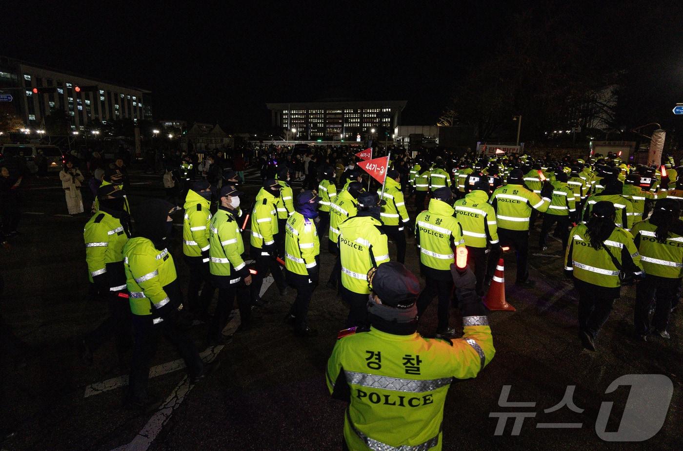 윤석열 대통령의 비상계엄 해제 요구 결의안이 국회 본회의에서 통과된 4일 새벽 서울 여의도 국회 정문 앞에서 경찰 병력들이 일부 철수하고 있다. 여야는 이날 본회의에서 재석 190명 중 찬성 190명으로 비상계엄 해제 요구 결의안을 가결 처리했다. 이에 따라 계엄령 선포는 무효가 됐다고 국회의장실은 설명했다. 윤 대통령은 긴급 대국민 특별담화를 통해 &#34;바로 국무회의를 통해 국회의 요구를 수용해 계엄을 해제할 것＂이라며 ＂다만 즉시 국무회의를 소집했지만 새벽인 관계로 아직 의결 정족수가 충족되지 못해서 오는 대로 바로 계엄을 해제하겠다＂고 했다.2024.12.4/뉴스1 ⓒ News1 이재명 기자