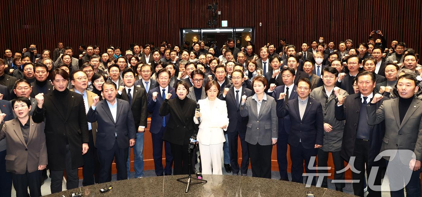 더불어민주당 이재명 대표를 비롯한 의원들이 4일 오전 서울 여의도 국회에서 열린 비공개 의원총회를 마치고 결의문을 낭독, 윤석열 대통령의 퇴진을 촉구하고 있다. 2024.12.4/뉴스1 ⓒ News1 김민지 기자