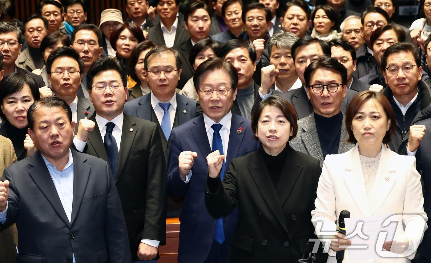 더불어민주당 이재명 대표를 비롯한 의원들이 4일 오전 서울 여의도 국회에서 열린 비공개 의원총회를 마치고 결의문을 낭독, 윤석열 대통령의 퇴진을 촉구하고 있다. 2024.12.4/뉴스1 ⓒ News1 김민지 기자