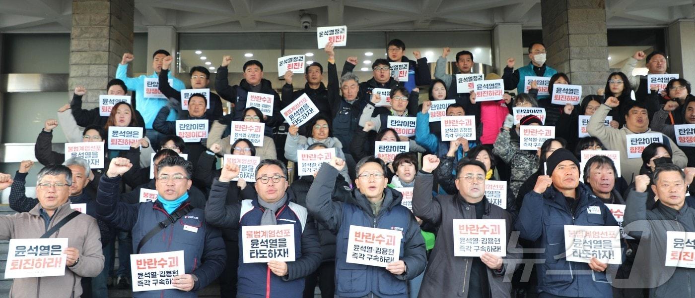 전국민주노동조합총연맹 제주본부 조합원 등이 4일 제주도청에서 기자회견을 열고 윤석열 대통령 퇴진과 구속을 요구하고 있다. 2024.12.4/뉴스1 ⓒ News1 강승남 기자