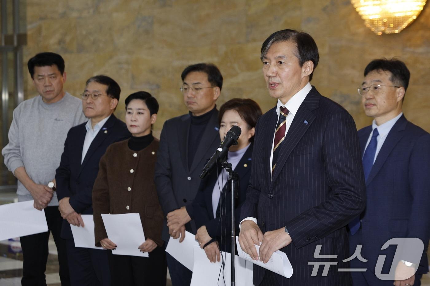 조국 조국혁신당 대표가 비상계엄이 해제된 4일 오전 서울 여의도 국회 로텐더홀에서 윤석열 대통령 탄핵소추안을 낭독하고 있다. 2024.12.4/뉴스1 ⓒ News1 안은나 기자