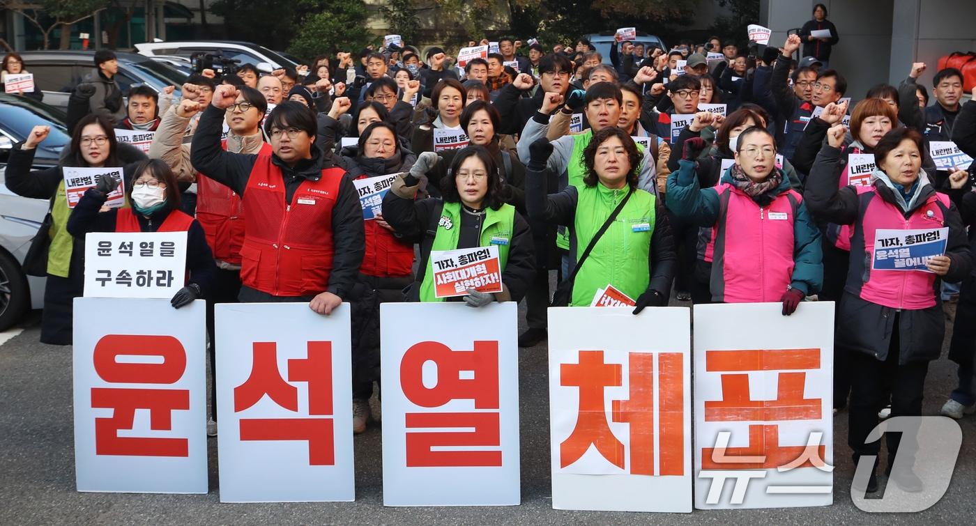 민주노총 부산본부 노조원들이 4일 오전 부산 동구 민주노총 부산지역본부 앞에서 윤석열 대통령의 비상계엄 선포와 관련해 긴급 결의대회를 열고 윤 대통령의 퇴진을 촉구하고 있다. 2024.12.4/뉴스1 ⓒ News1 윤일지 기자