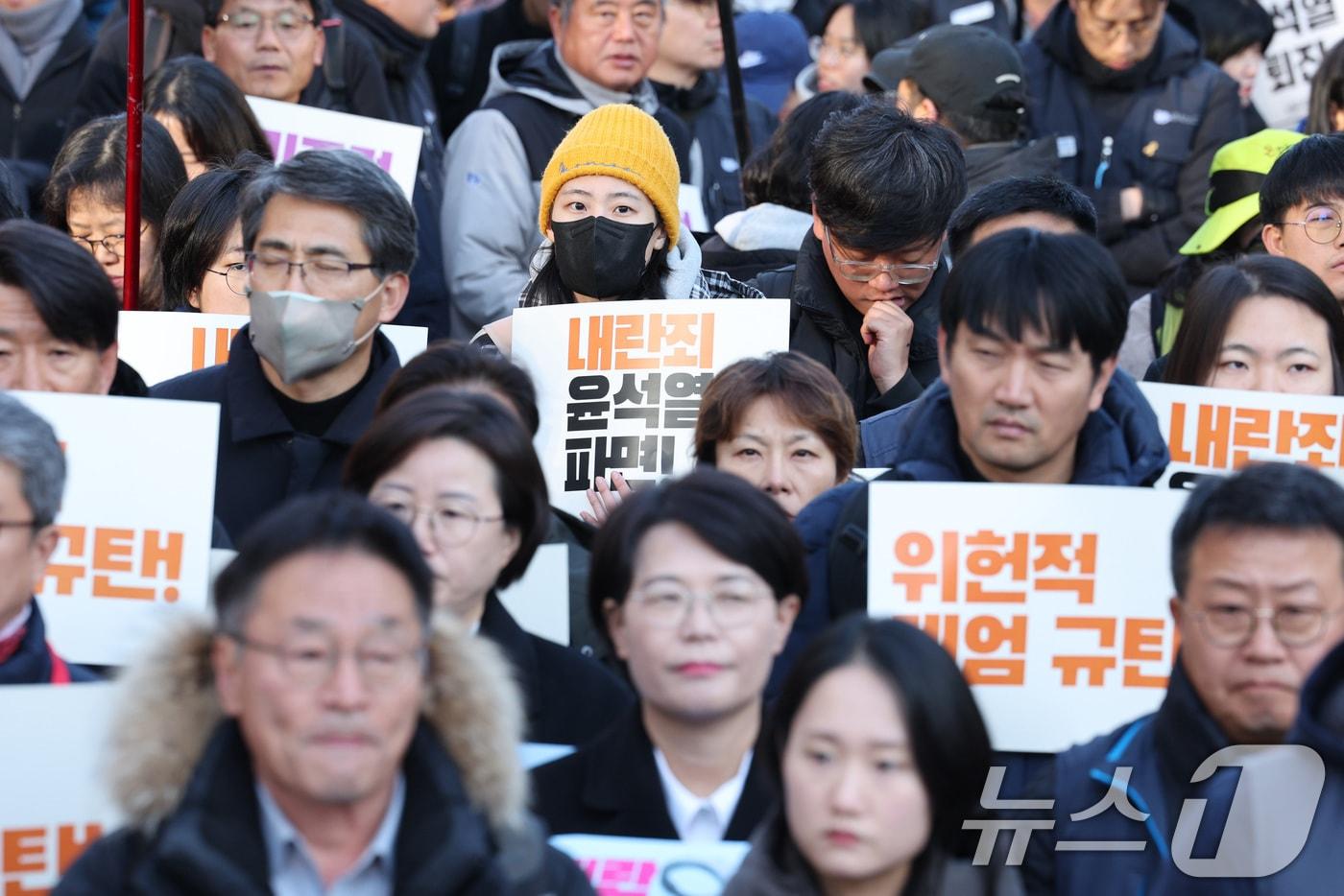 민주노총을 비롯한 시민사회단체 회원들이 4일 오전 서울 광화문광장에서 윤석열 대통령의 불법 계엄을 규탄하고 있다. 민주노총은 윤석열 정권이 퇴진할때까지 무기한 총파업에 돌입한다고 밝혔다. 윤석열 대통령은 지난 3일 밤 44년 만의 계엄을 선포했지만 국회의 비상계엄 해제 요구 결의안이 가결되면서 6시간 만에 비상계엄은 해제됐다. 2024.12.4/뉴스1 ⓒ News1 신웅수 기자