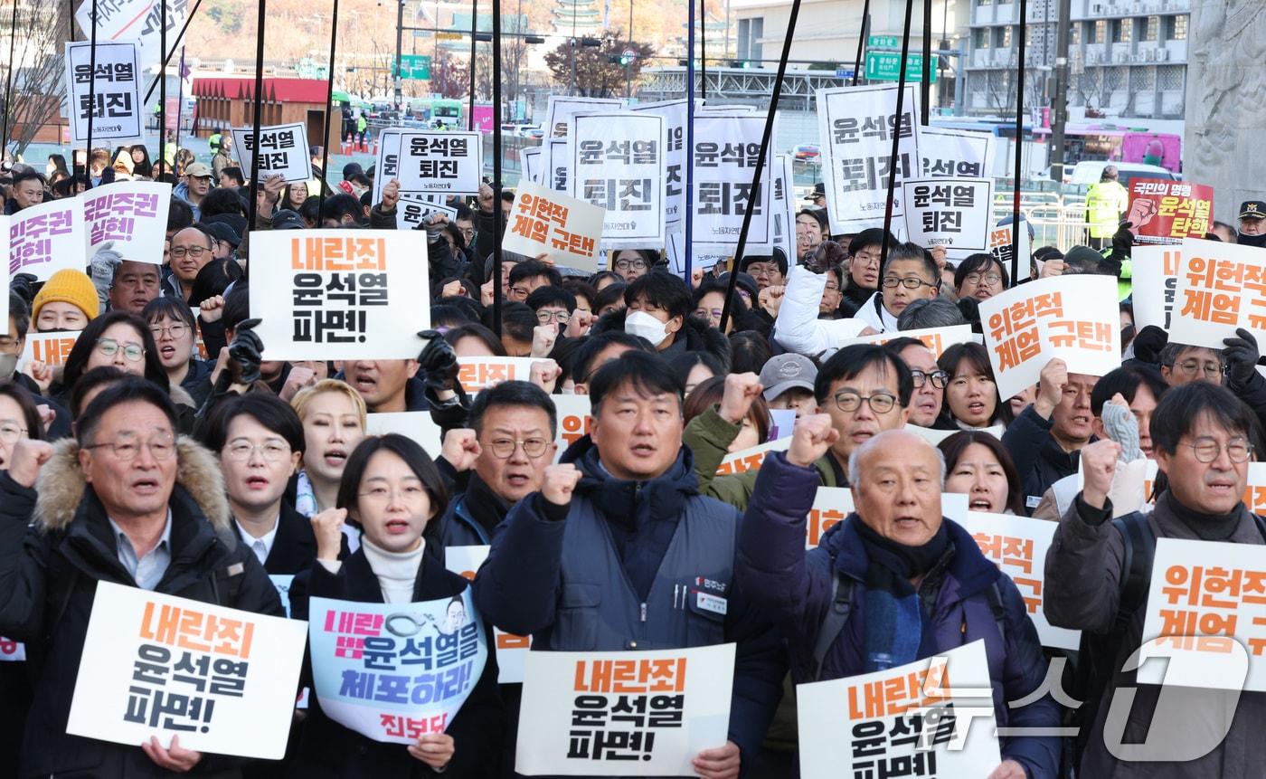 민주노총을 비롯한 시민사회단체 회원들이 4일 오전 서울 광화문광장에서 윤석열 대통령의 불법 계엄을 규탄하고 있다. 2024.12.4/뉴스1 ⓒ News1 신웅수 기자