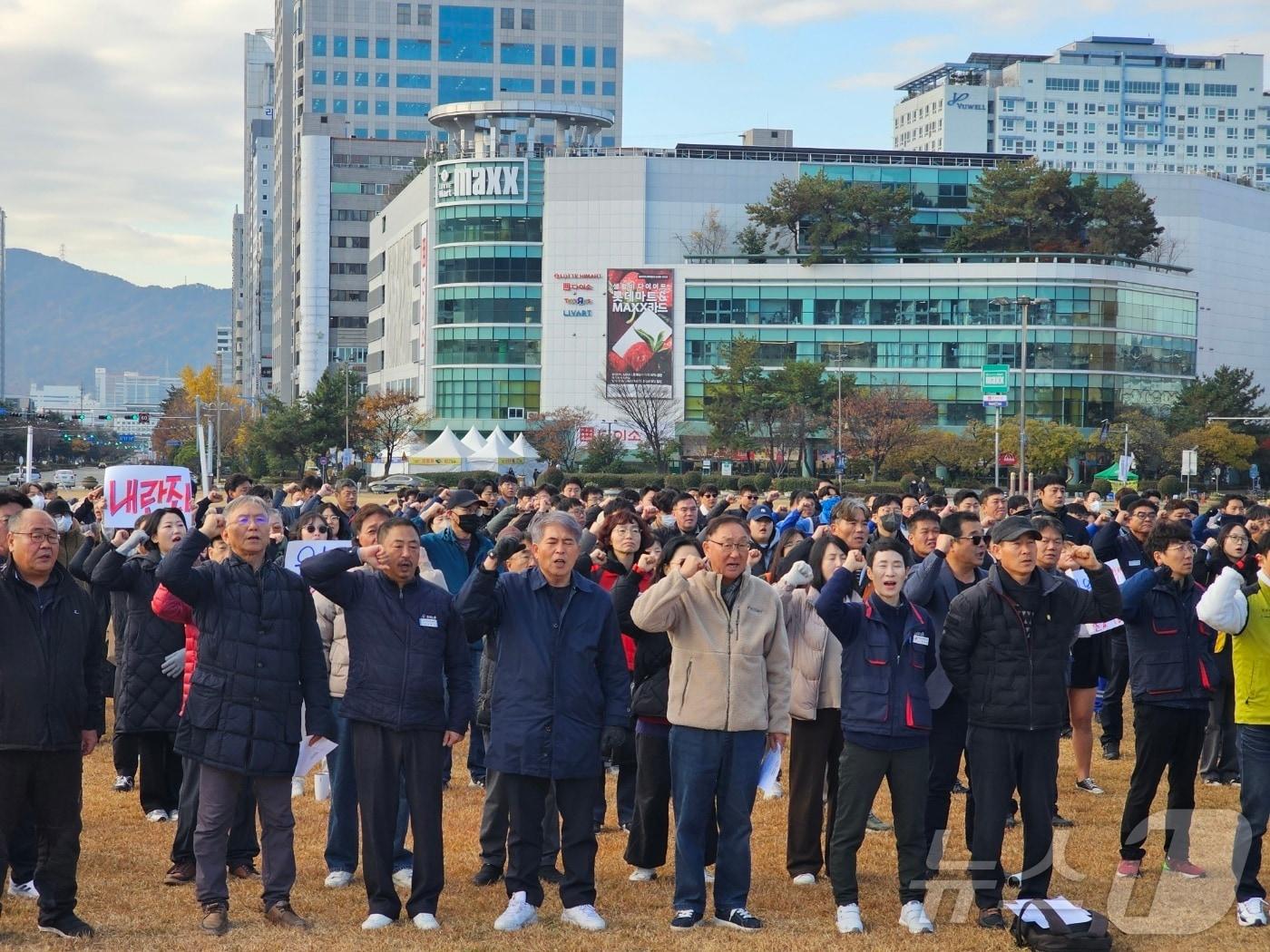 윤석열 퇴진 경남운동본부 4일 오전 9시 경남 창원시 성산구 창원광장에서 윤석열 대통령의 퇴진을 촉구하고 있다. 2024.12.4 ⓒ 뉴스1 박민석 기자