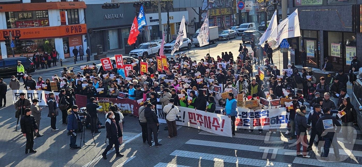 4일 오전 전북지역 60여개 시민사회단체로 결성된 ‘윤석열퇴진 전북운동본부’가 전주 충경로사거리에서 긴급회견을 열고 윤석열 대통령의 퇴진을 촉구하고 있다. 2024.12.4/뉴스1 ⓒ News1 신준수 기자