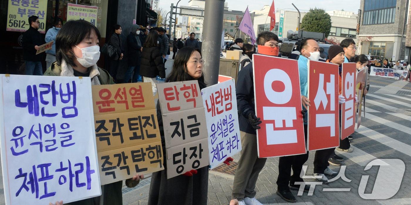 윤석열퇴진전북행동본부 관계자들이 4일 전북자치도 전주시 관통로사거리에서 &#39;비상계엄 선포 결의대회&#39;를 열고 퇴진을 촉구하고 있다. 2024.12.4./뉴스1 ⓒ News1 유경석 기자