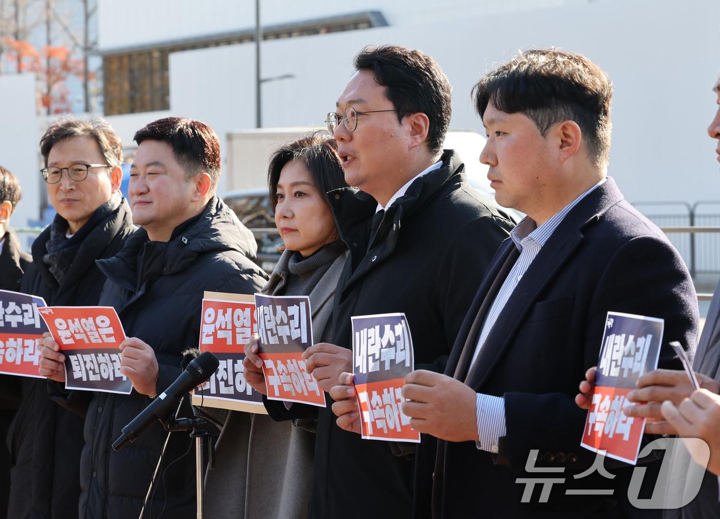 천하람 개혁신당 원내대표가 4일 서울 용산구 대통령실 인근에서 열린 윤석열 대통령 계엄령 선포 규탄 및 퇴진을 촉구하는 항의 방문에서 발언을 하고 있다. 2024.12.4/뉴스1 ⓒ News1 송원영 기자