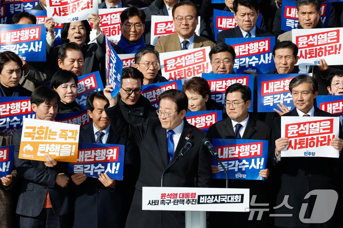 이재명 더불어민주당 대표가 4일 서울 여의도 국회 본청 계단에서 열린 ‘윤석열 대통령 사퇴촉구 탄핵추진 비상시국대회’에서 규탄사를 하기 전 인사하고 있다. 2024.12.4/뉴스1 ⓒ News1 안은나 기자