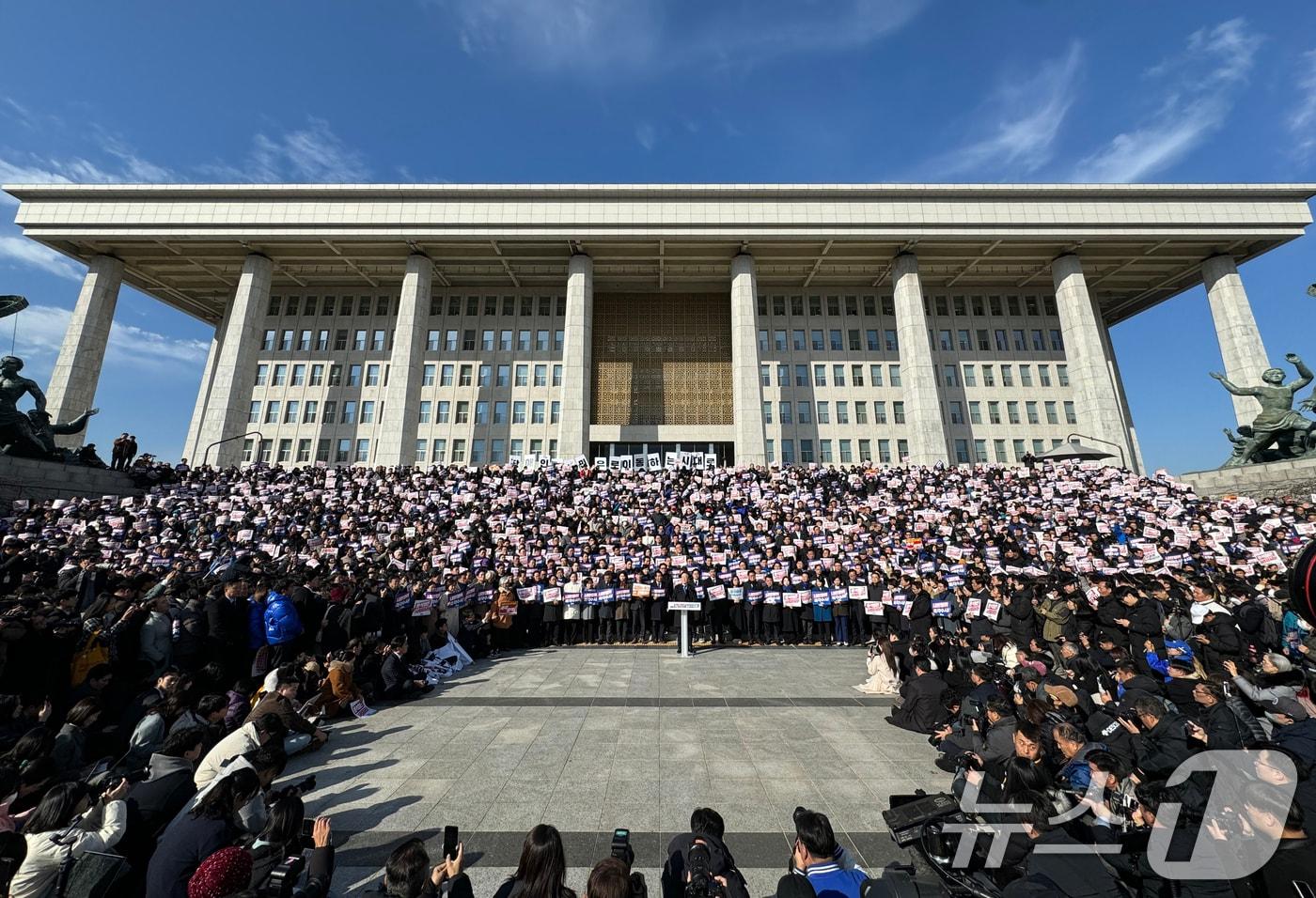 이재명 더불어민주당 대표가 4일 서울 여의도 국회 본청 계단에서 열린 ‘윤석열 대통령 사퇴촉구 탄핵추진 비상시국대회’에서 규탄사를 하고 있다. 2024.12.4/뉴스1 ⓒ News1 안은나 기자