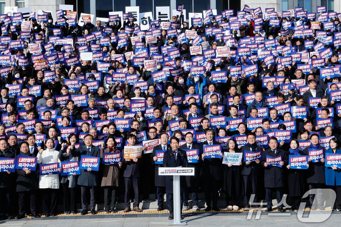 윤종오 진보당 원내대표가 4일 서울 여의도 국회 본청 계단에서 열린 ‘윤석열 대통령 사퇴촉구 탄핵추진 비상시국대회’에서 규탄사를 하고 있다. 2024.12.4/뉴스1 ⓒ News1 안은나 기자