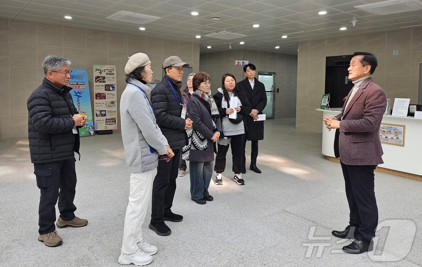 시민소통위원들이 병영체험관 관계자의 설명을 듣고 있다. &#40;계룡시 제공&#41; /뉴스1