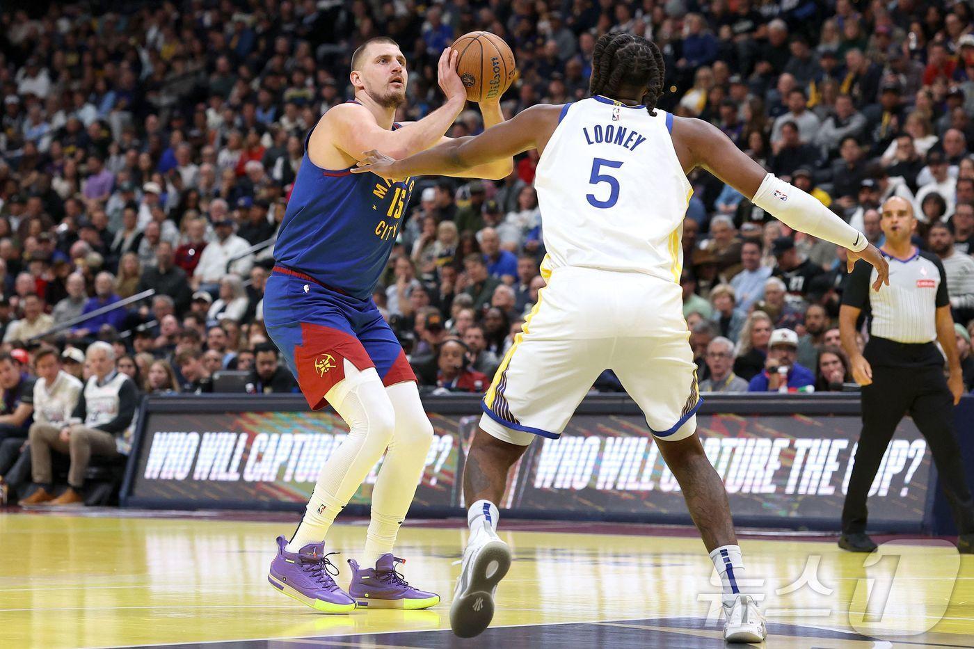 NBA 덴버 니콜라 요키치&#40;왼쪽&#41;가 골든스테이트와 경기에서 슛을 쏘고 있다. ⓒ AFP=뉴스1