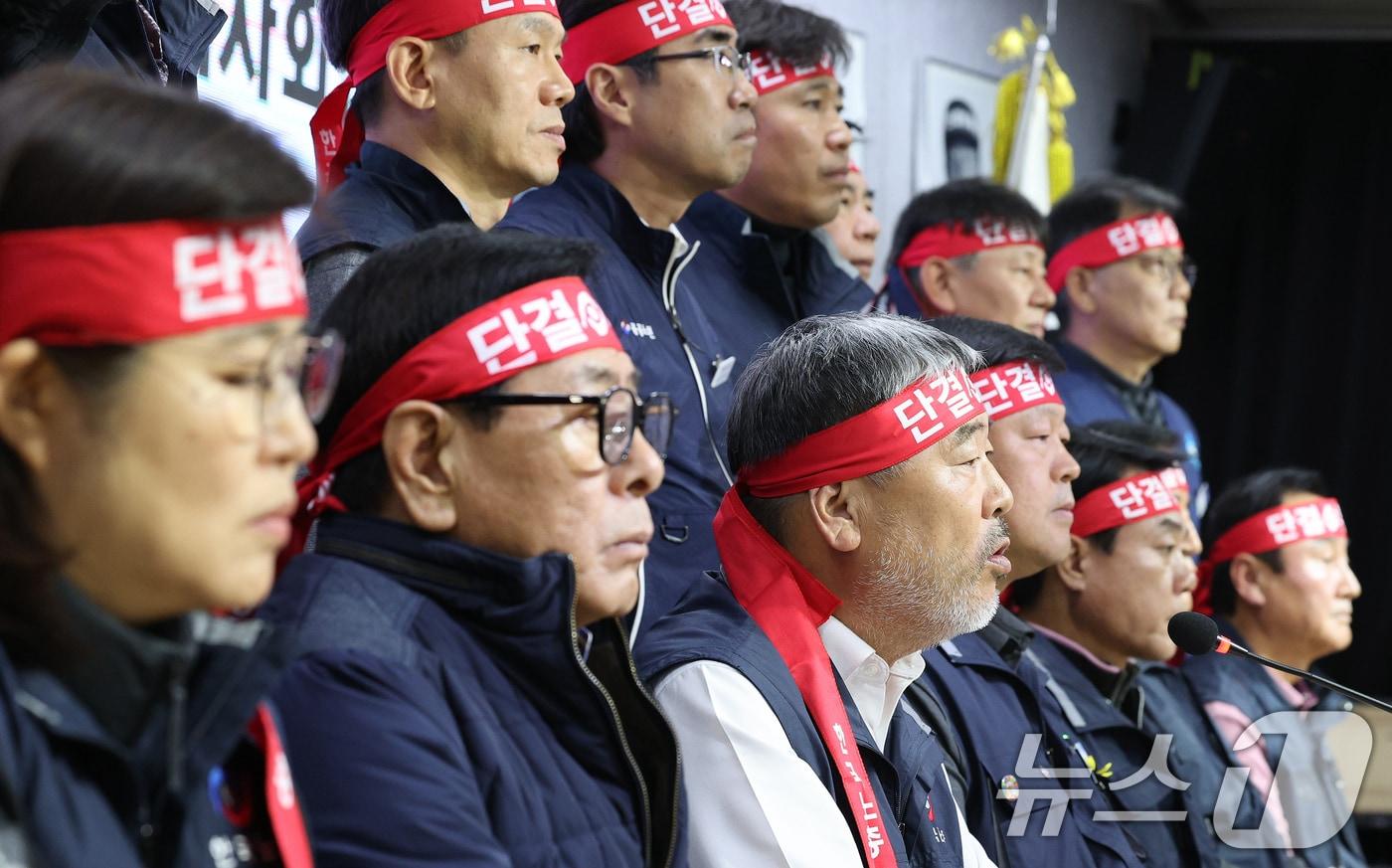 김동명 한국노총 위원장 등 지도부가 4일 오후 서울 여의도 한국노총 대회의실에서 윤석열 대통령 퇴진 촉구 기자회견을 하고 있다. 한국노총은 윤 대통령을 대통령으로 인정할 수 없으므로 정부를 사회적 대화 상대로 인정하지 않겠다고 밝혔다. 2024.12.4/뉴스1 ⓒ News1 장수영 기자