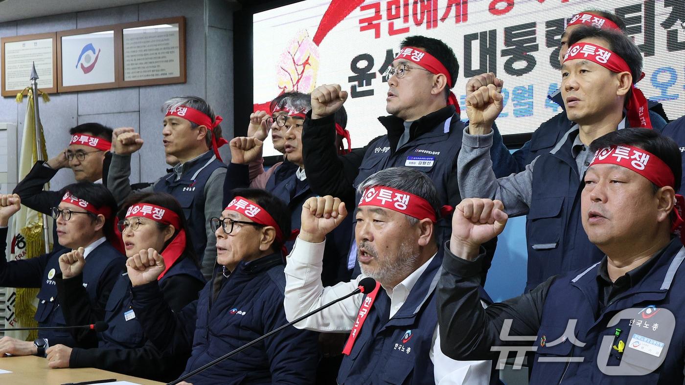 김동명 한국노총 위원장 등 지도부가 4일 오후 서울 여의도 한국노총 대회의실에서 열린 윤석열 대통령 퇴진 촉구 기자회견에서 규탄 구호를 외치고 있다. 한국노총은 윤 대통령을 대통령으로 인정할 수 없으므로 정부를 사회적 대화 상대로 인정하지 않겠다고 밝혔다. 2024.12.4/뉴스1 ⓒ News1 장수영 기자