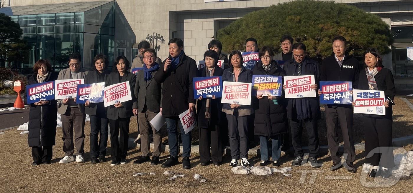  경기 수원특례시의회 더불어민주당 의원들이 4일 오후 시청 앞에서 윤석열 대통령이 전날 비상계엄을 선포한 데 따른 &#39;비상시국선언문&#39;을 발표하고 있다. 2024.12.4/뉴스1 ⓒ News1 김기현 기자