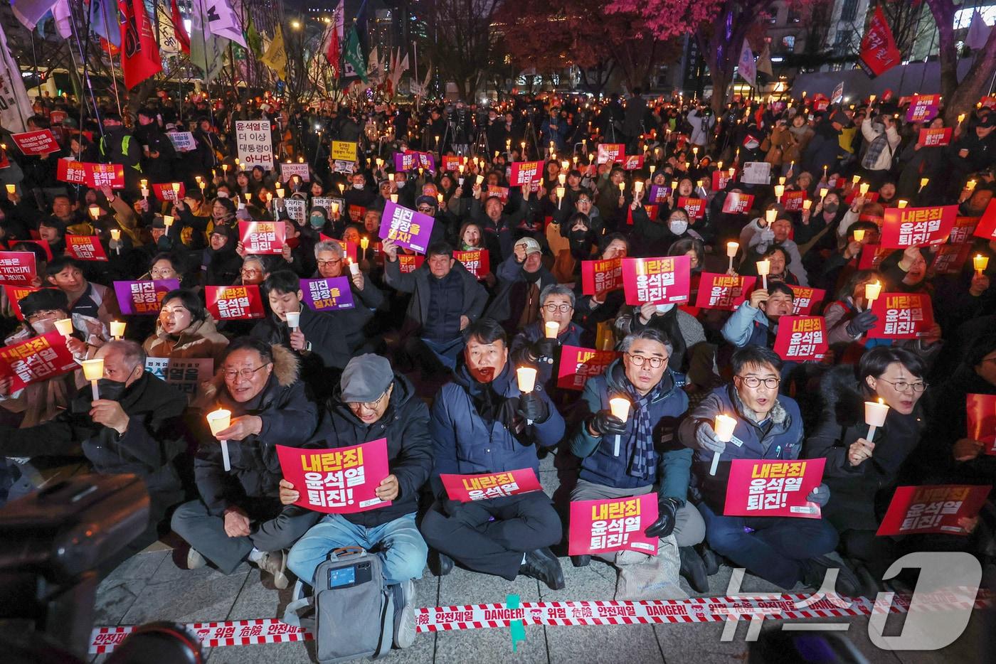 시민사회단체 관계자들이 4일 오후 서울 종로구 동화면세점 앞에서 윤석열 대통령의 퇴진을 촉구하는 촛불집회를 하고 있다. 2024.12.4/뉴스1 ⓒ News1 민경석 기자