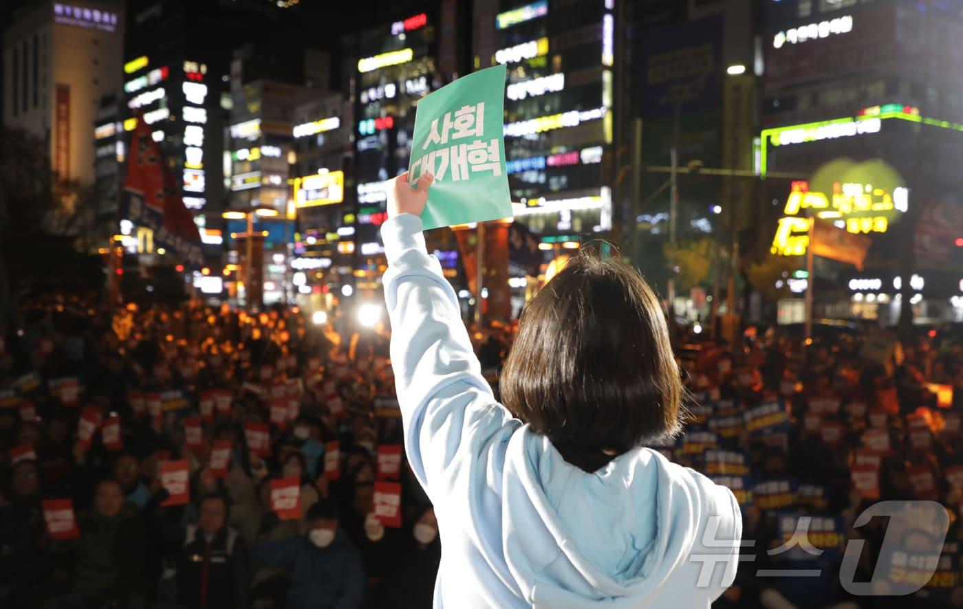 4일 울산 남구 롯데백화점 앞 광장에서 민주노총 울산본부를 비롯한 16개 노조 연맹단체가 참여한 가운데, 전날&#40;3일&#41; 비상계엄령을 선포햇던 윤석열 대통령을 향해 퇴진을 촉구하는 집회가 열리고 있다. 2024.12.4/뉴스1 ⓒ News1 김지혜 기자