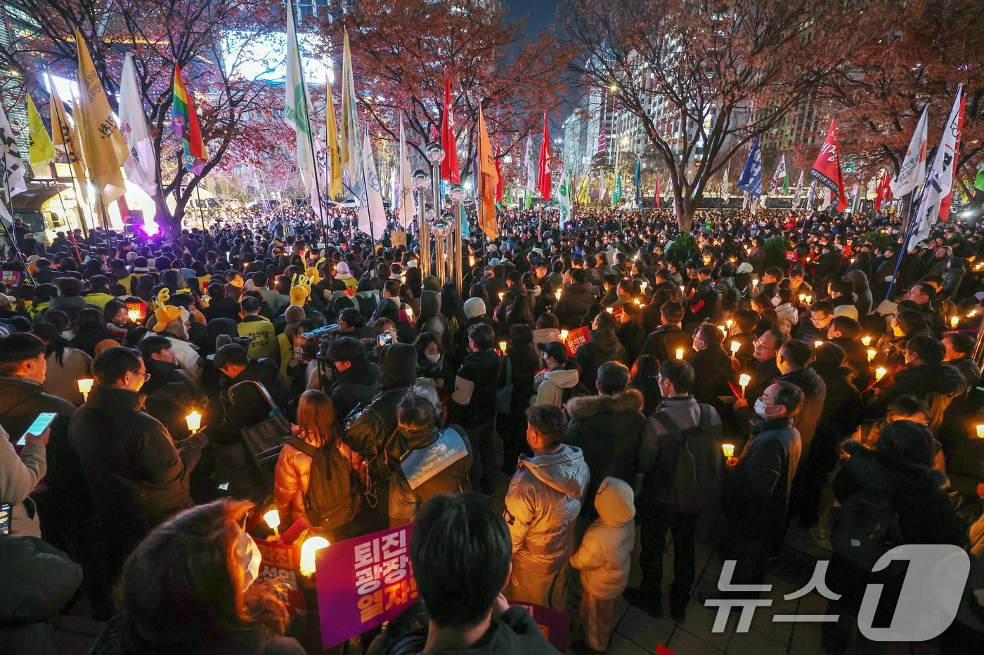 시민사회단체 관계자들이 4일 오후 서울 종로구 동화면세점 앞에서 윤석열 대통령의 퇴진을 촉구하는 촛불집회를 하고 있다. 2024.12.4/뉴스1 ⓒ News1 민경석 기자