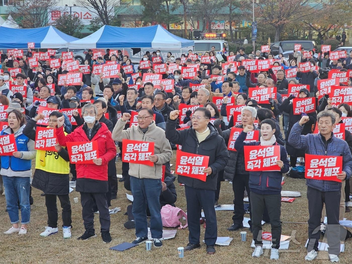 윤석열 퇴진 경남운동본부가 4일 오후 5시 창원시 성산구 창원광장에서 집회를 열고 대통령 퇴진을 촉구하고 있다. 2024.12.4 ⓒ 뉴스1 박민석 기자